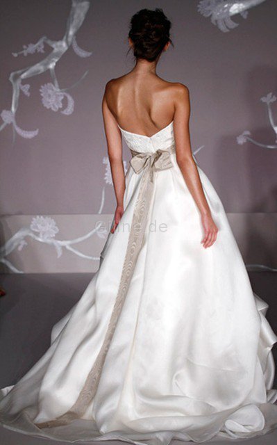 Rückenfreies Herz-Ausschnitt Brautkleid mit Blume mit Schleife