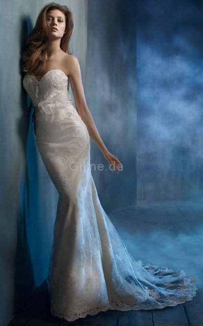 Sweep Zug Anständiges Stilvolles Brautkleid aus Spitze mit Bordüre