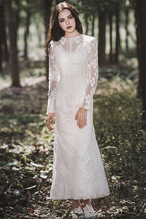 Blendend Spitze Konservatives Brautkleid mit Bordüre mit Blume