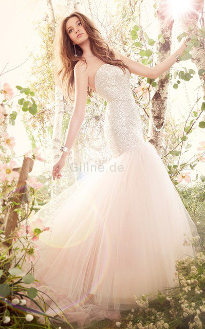 Gericht Schleppe Trägerlos A-Line Paillettenbesetztes Brautkleid aus Tüll