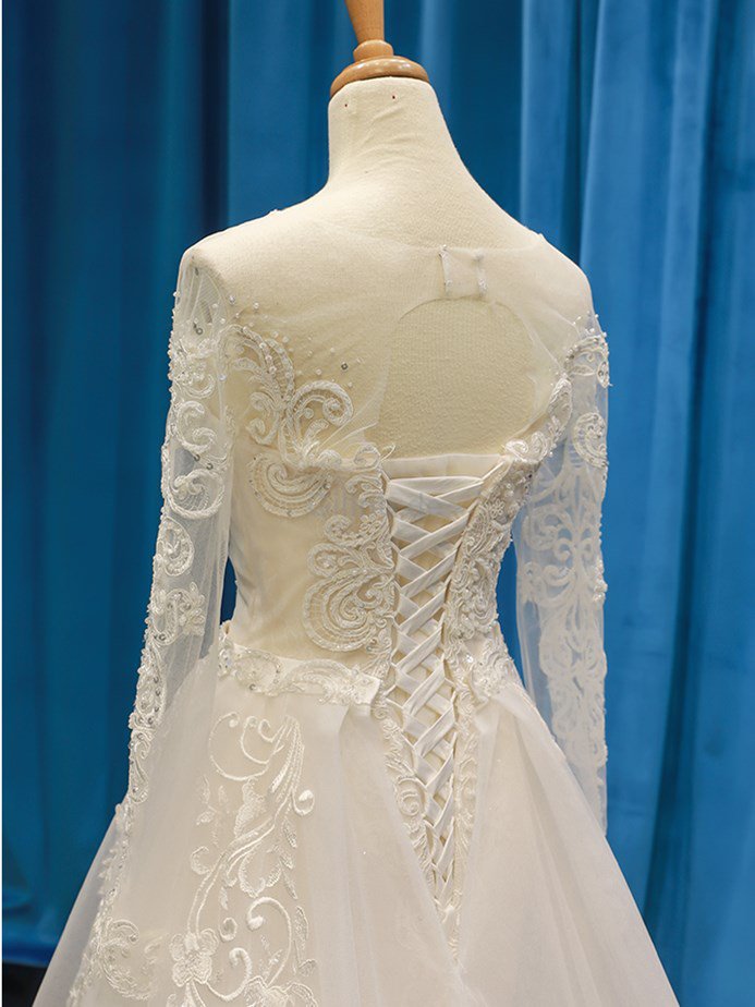 Besondere Dom Tüll Brautkleid mit Schaufel Ausschnitt mit Bordüre