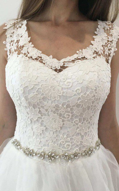 Zeitloses plissiertes Bodenlanges Brautkleid mit Applikation mit Bordüre