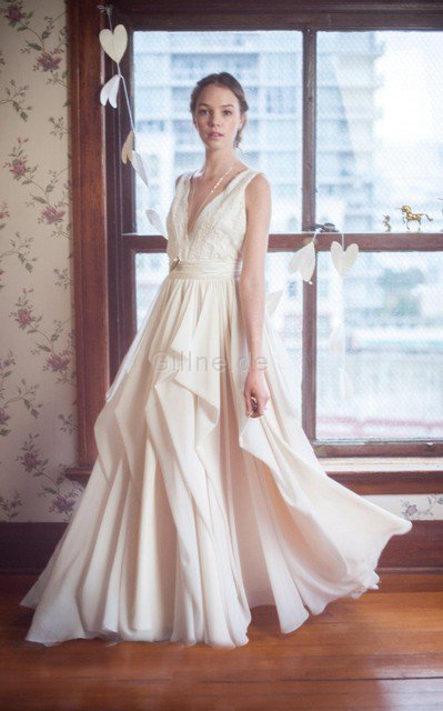 Prächtiges Tiefer V-Ausschnitt Brautkleid mit Bordüre mit Schleife