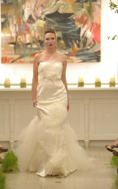 Ein Schulterfreies A-Line Perlenbesetztes Brautkleid mit Plissierungen mit Applike