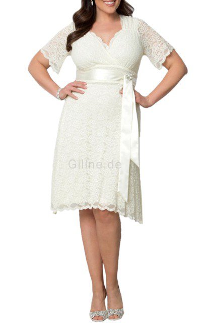 Queen Neckline XXL V-Ausschnitt Brautkleid mit Gürtel mit Bordüre