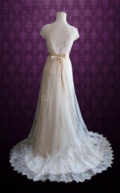 Zeitloses Tüll Plissiertes V-Ausschnitt Brautkleid mit Schmetterlingsknoten