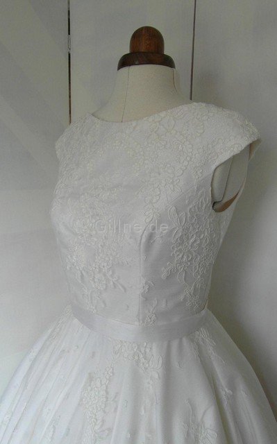 Schlichtes Wadenlanges Brautkleid mit Gürtel mit Bordüre