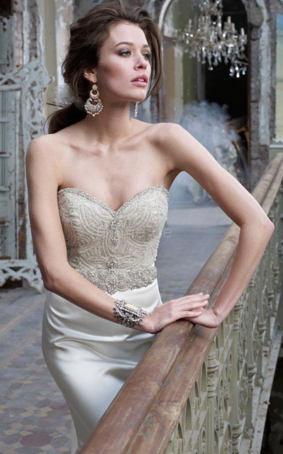 Meerjungfrau Juwel Ausschnitt Sweep Train Perlenbesetztes Brautkleid mit Herz-Ausschnitt