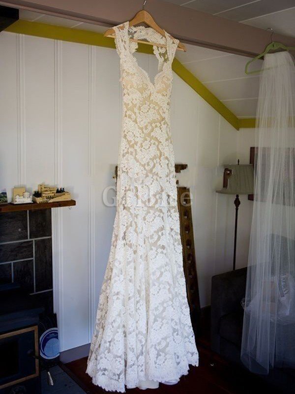 Ärmelloses Sweep Zug V-Ausschnitt Enganliegendes Brautkleid mit Bordüre